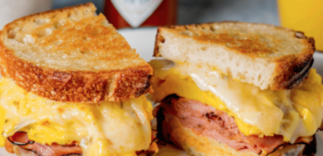 Sandwich con queso jamón y tabasco