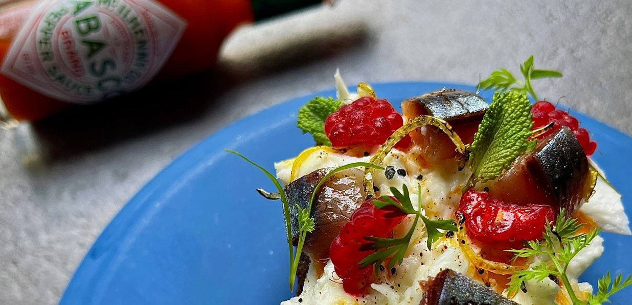 Tosta de mozzarella, frambuesas y sardinas con Tabasco® Rojo