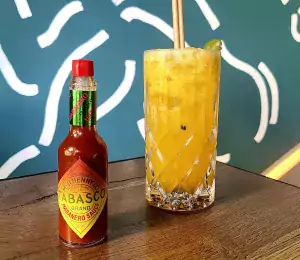 Cocktail picante y afrutado de fruta de la pasion y tabasco Habanero