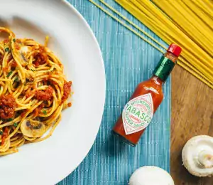 Espagueti con tomate, champiñones y un toque picante