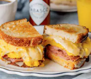 Sandwich con queso jamón y tabasco