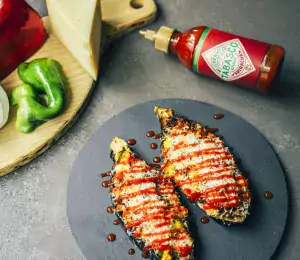 Berenjenas rellenas de verduras con Sriracha