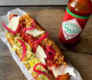 Perrito caliente con Sriracha de Tabasco®